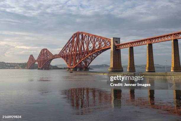 forth rail bridge over the firth of fourth - cantilever stock pictures, royalty-free photos & images