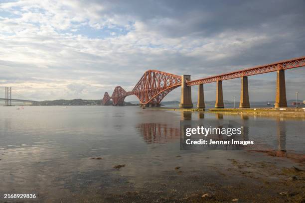 forth rail bridge over the firth of fourth - cantilever stock pictures, royalty-free photos & images