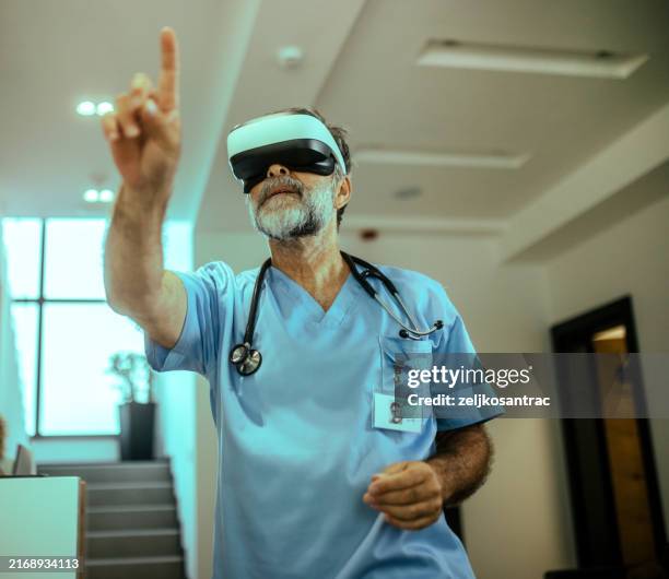 Doctors Using Virtual 525 Doctor Virtual Reality Stock Photos, High-Res Pictures, and Images ...