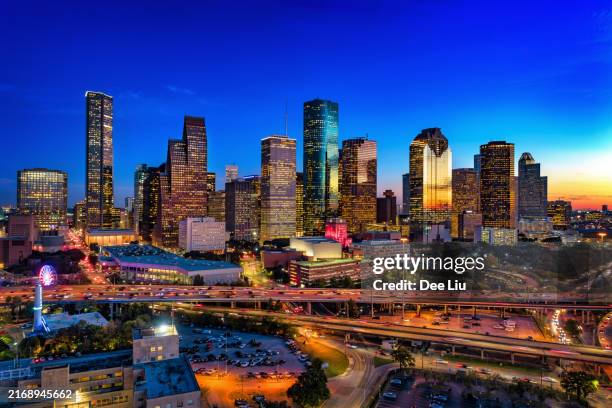 aérea del horizonte de houston al anochecer con autopista - panorama urbano fotografías e imágenes de stock