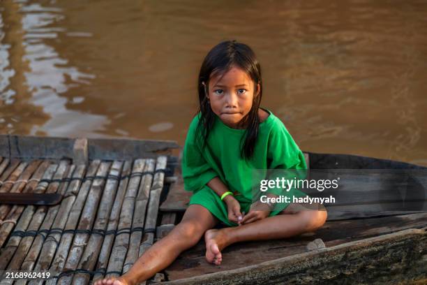 cambodian girl on a boat, siem reap, cambodia - kambodschanische kultur stock-fotos und bilder