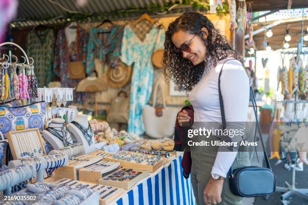 tourisme féminin europe - artisanat photos et images de collection