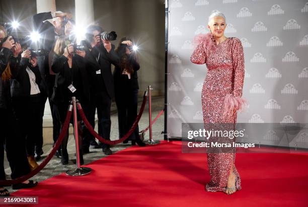 female celebrity posing for paparazzi at event - paparazzi fotograaf stockfoto's en -beelden