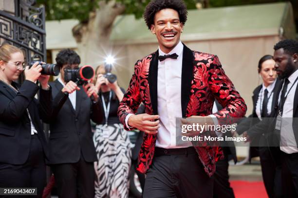 confident male celebrity arriving at event - red carpet paparazzi stock pictures, royalty-free photos & images