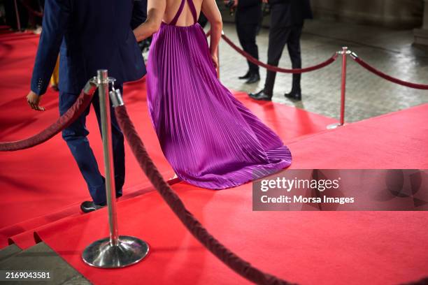 pareja de celebridades bajando las escaleras de la alfombra roja - vestido-de-noche fotografías e imágenes de stock