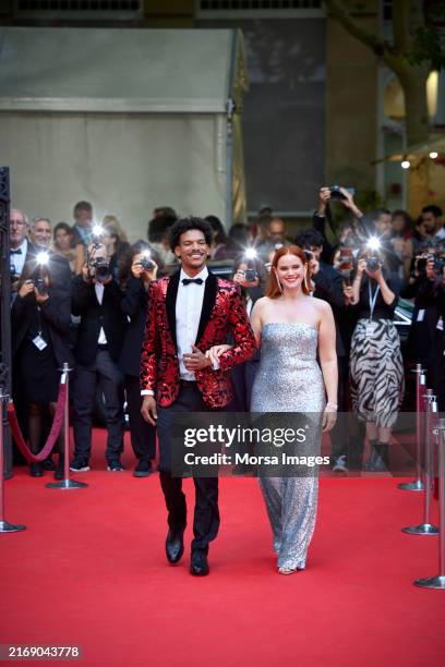 des acteurs marchent bras dessus bras dessous lors de la première - paparazzi photos et images de collection