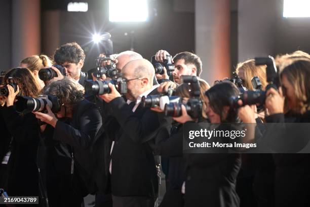 paparazzi machen fotos bei der veranstaltung - paparazzo stock-fotos und bilder