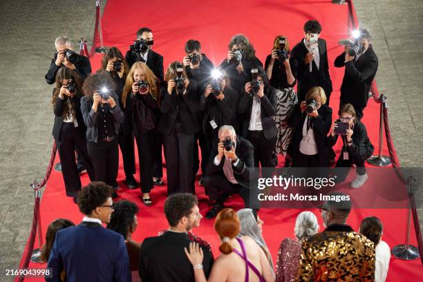 des paparazzi capturent des acteurs sur le tapis rouge - star photos et images de collection