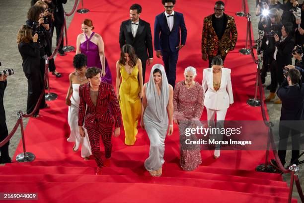 prominente, die auf dem roten teppich die stufen hinaufsteigen - darstellender-künstler stock-fotos und bilder