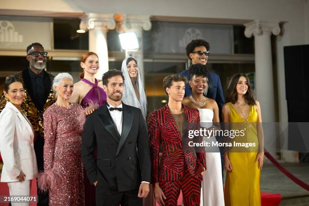 actors posing together at red carpet - organised group photo stock pictures, royalty-free photos & images