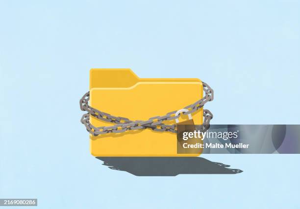 stockillustraties, clipart, cartoons en iconen met chain and padlock around encrypted file folder - versleuteling