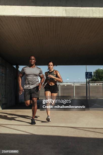 urban exercise routine - black runner stock pictures, royalty-free photos & images