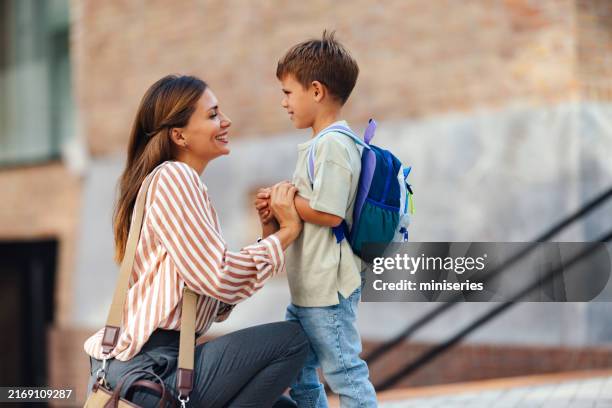 ritorno a scuola con mamma e figlio alla scuola elementare - incoraggiamento foto e immagini stock