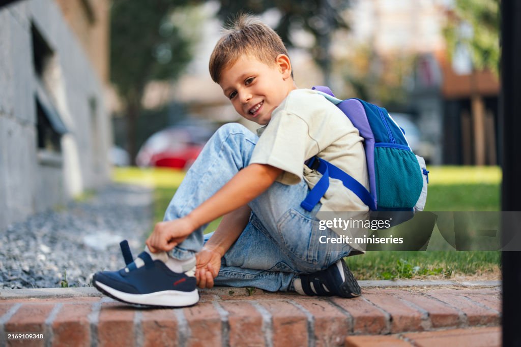 Niño feliz que se prepara para el primer día de clases al aire libre