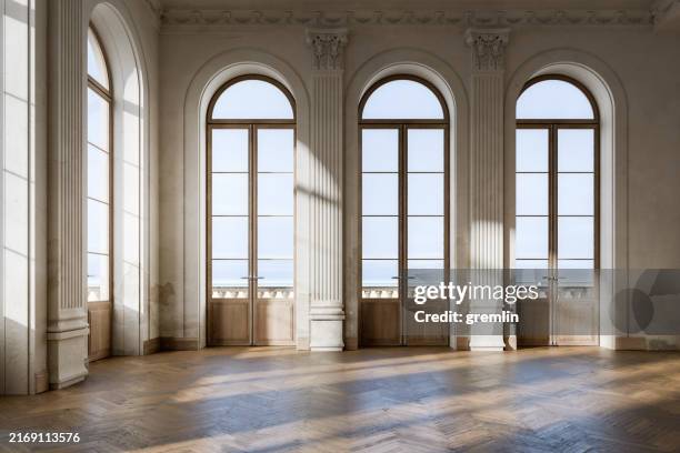 clásico salón vacío en una casa junto al mar - clásico fotografías e imágenes de stock