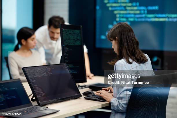 quality assurance software testing and debugging to optimize development processes and evaluate software performance. software development. - application programming interface stockfoto's en -beelden