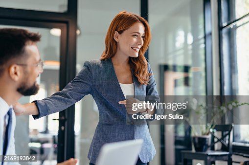 Mujer de negocios profesional liderando la reunión en un entorno de oficina moderno Mujer de negocios profesional liderando la reunión en un entorno de oficina moderno