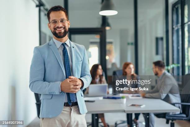 erfolgreicher geschäftsmann im modernen büro - verkaufsberuf stock-fotos und bilder
