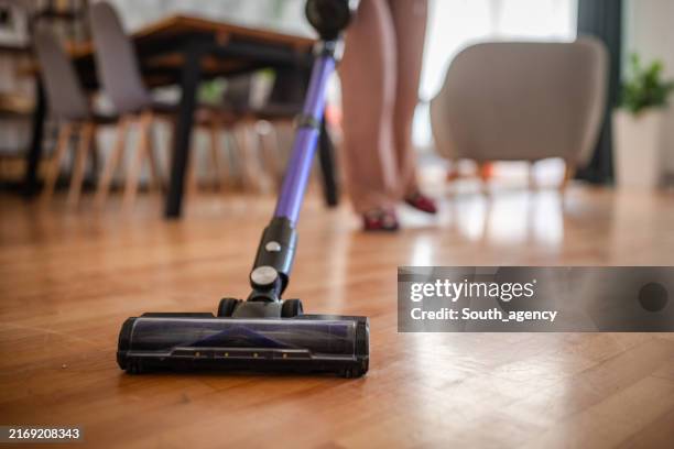 gros plan de la tête d’aspirateur sur le plancher en bois. - parquet flottant photos et images de collection