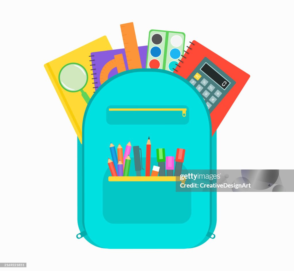 Offener Schulrucksack mit Schulpapier auf weißem Hintergrund