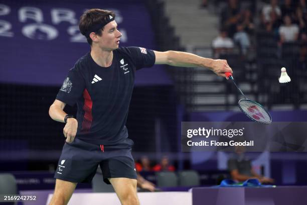 Daniel Bethell of Great Britain competes against New Zealand's Wojtek Czyz competes in the men's preliminary round group B on day one of the Paris...