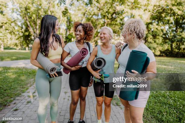 yoga-zeit - frauen stock-fotos und bilder
