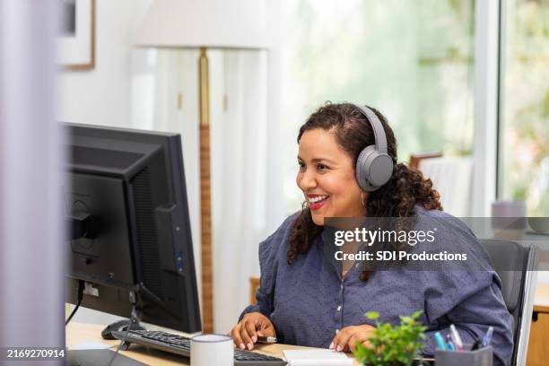 l'imprenditrice sorride mentre incontra virtualmente il cliente - videoconferenza foto e immagini stock