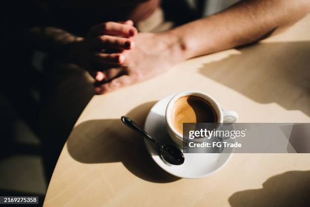 primer plano del café en la cafetería - espresso fotografías e imágenes de stock