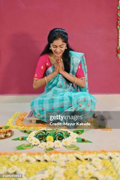 bride-to-be performing pooja of green bangles (chuda) in traditional pre-wedding ritual - east indian woman tattoo henna stock pictures, royalty-free photos & images