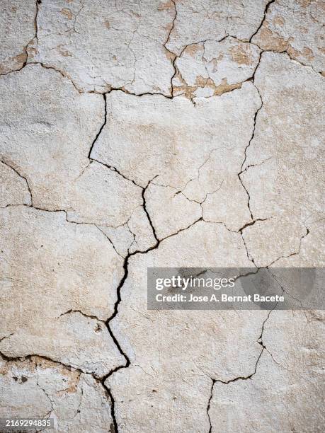 white wall of a house with cracks. - gypsum stock pictures, royalty-free photos & images