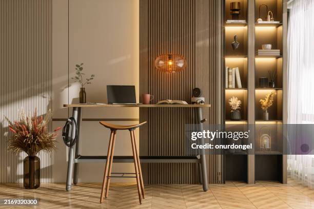 modernes home-office-interieur mit arbeitstisch, bücherregal und pendelleuchte - hängelampe stock-fotos und bilder