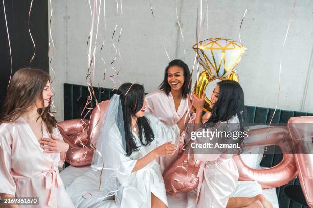 hispanische braut und verschiedene brautjungfern haben ballonspaß - junggesellinnenabschied stock-fotos und bilder