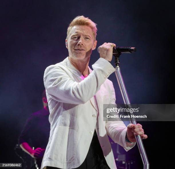 Singer Ronan 4,746 Ronan Keating Photos Stock Photos, High-Res Pictures, and Images ...