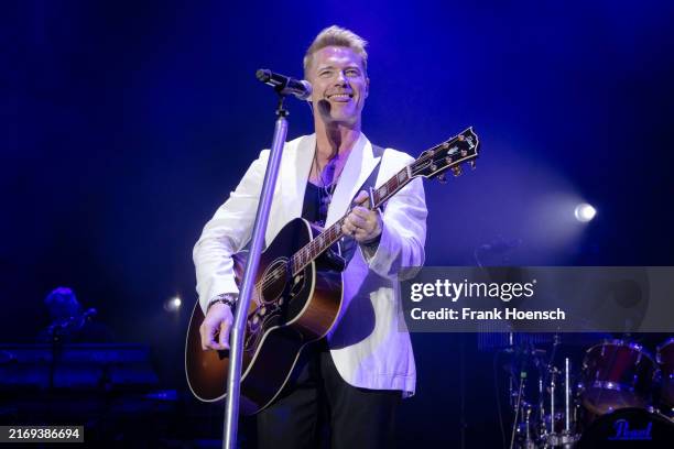 Singer Ronan 4,746 Ronan Keating Photos Stock Photos, High-Res Pictures, and Images ...
