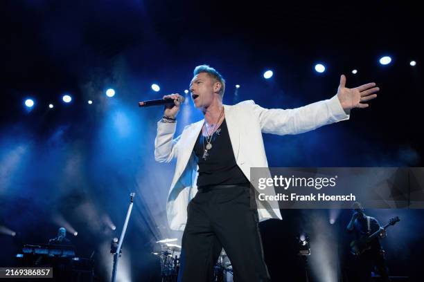Singer Ronan 4,746 Ronan Keating Photos Stock Photos, High-Res Pictures, and Images ...