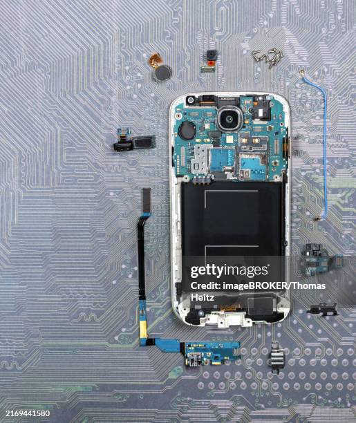 a mobile phone is disassembled into its individual parts - zerlegen stock-fotos und bilder