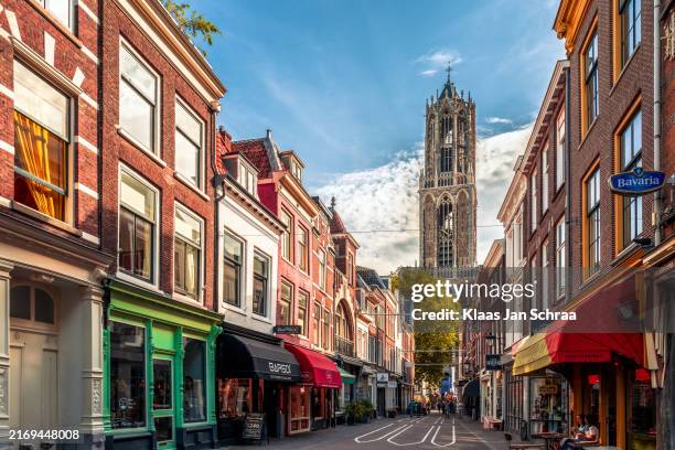 einkaufsstraße im stadtzentrum von utrecht mit dem domturm, niederlande - utrecht stock-fotos und bilder