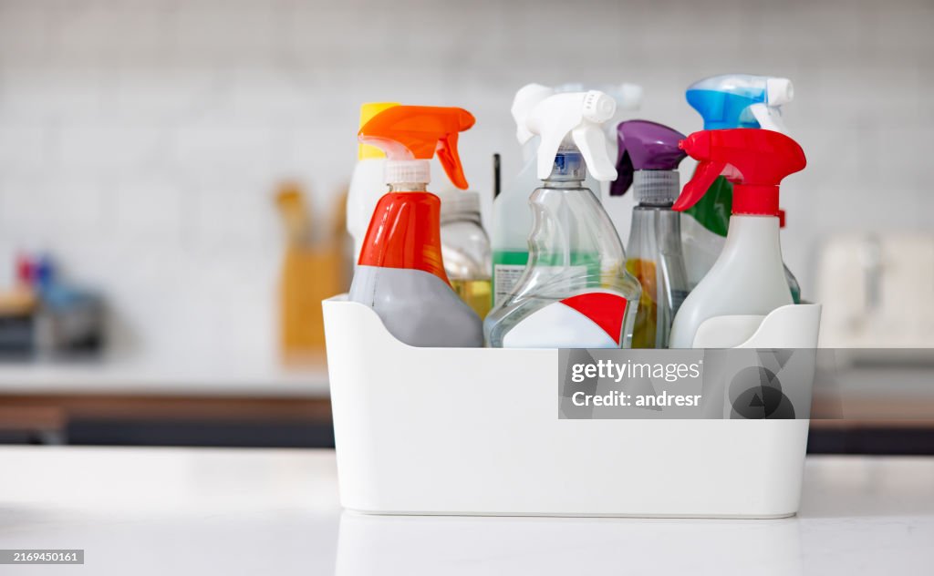 Caixa com produtos de limpeza na bancada da cozinha em casa