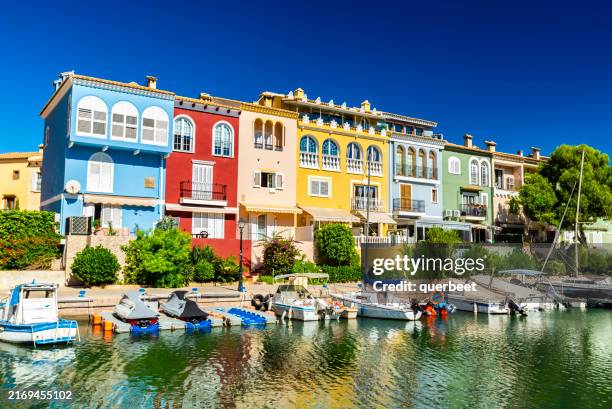 maisons collectives à saplaya valence - valence espagne photos et images de collection