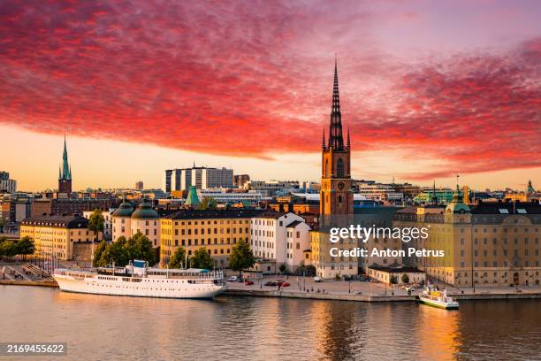sunset view of the old town in stockholm, sweden - estocolmo imagens e fotografias de stock