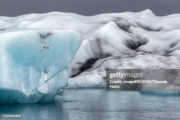 chunks of ice floating in the jökulsarlon glacier lagoon in south-eastern iceland - ±¹²¹³Ù²Ô²¹Âáö°ì³Ü±ô±ô stock illustrations