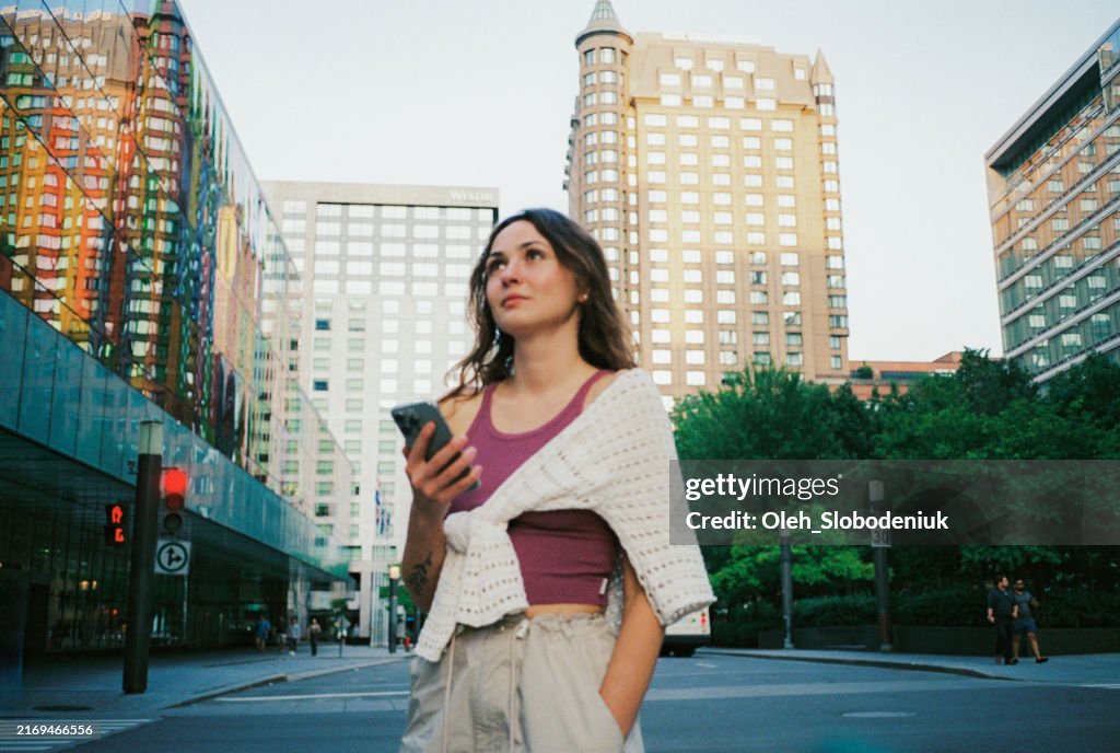 Femme utilisant un smartphone marchant à Montréal, Canada