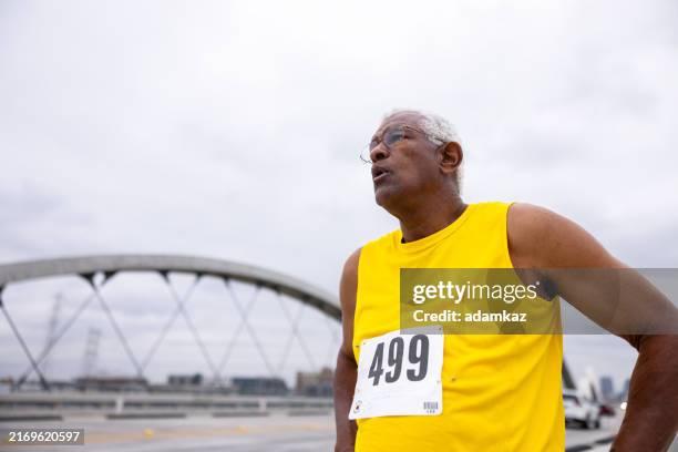 senior black man running in a marathon - líder da corrida atleta imagens e fotografias de stock