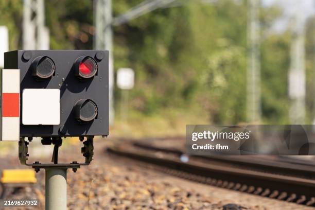 railway track with railway signal, showing "red" for stop - järnvägssignal bildbanksfoton och bilder