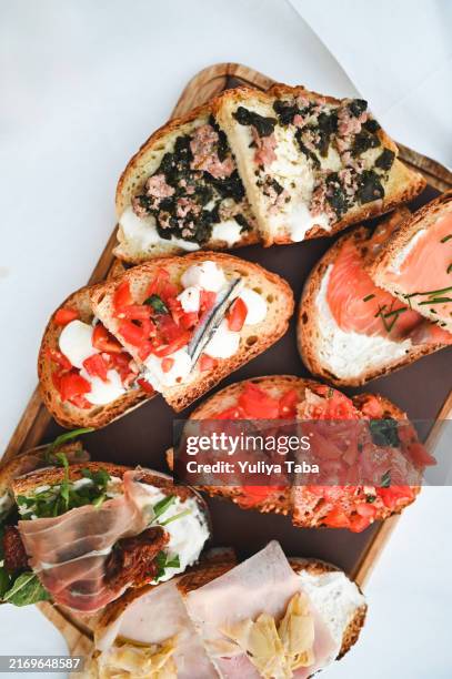 vista superior de crostini. - antipasto fotografías e imágenes de stock