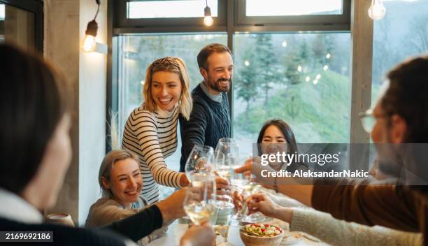 group of people celebrating thanksgiving together - jantar festivo imagens e fotografias de stock