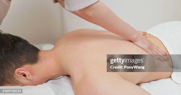 asian masseurs massage back - pat on the back stockfoto's en -beelden