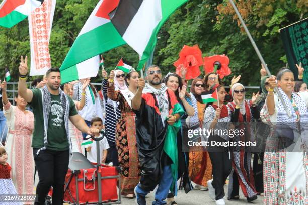 parade of people from palestine show unity to the people of gaza - marcheren stockfoto's en -beelden