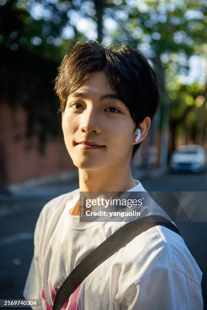 college student, outdoor travel, chest bag - alleen jonge mannen stockfoto's en -beelden