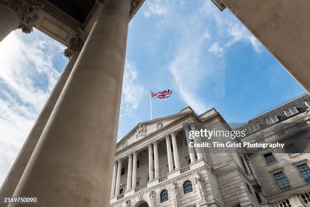facade of the bank of england, threadneedle street, city of london, uk - retour sur investissement photos et images de collection